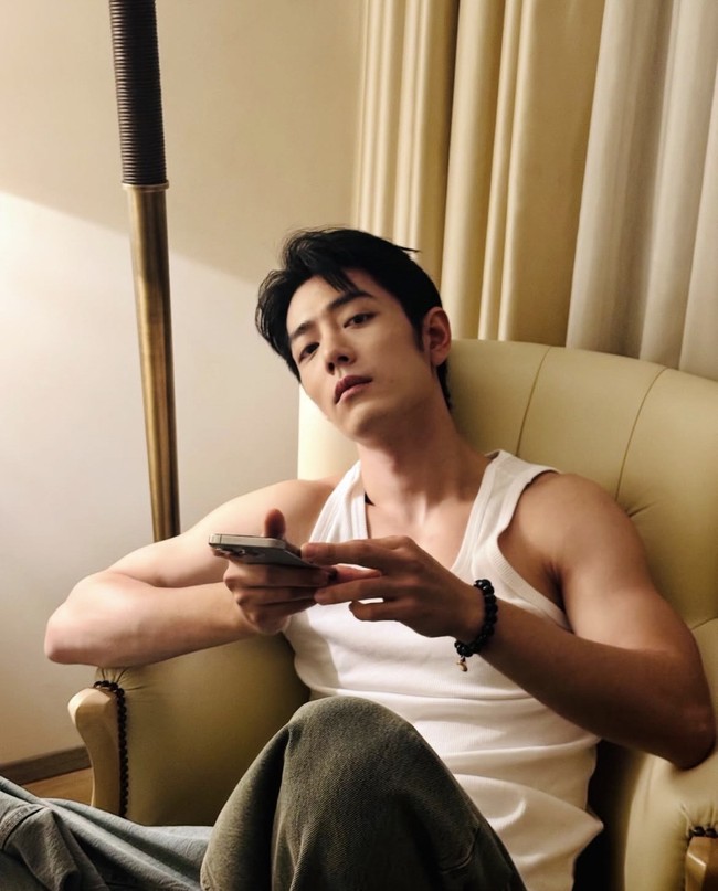 Xiao Zhan menjadi salah satu aktor China yang namanya sering muncul di daftar aktor pria paling tampan 2025. Drama China terbaru Xiao Zhan, The Legend of Zang Hai, sebuah drama epik fantasi tentang balas dendam telah menarik perhatian banyak penonton. Ini membantunya memperkuat popularitas sebagai top star.Foto: Dok. Instagram, Weibo