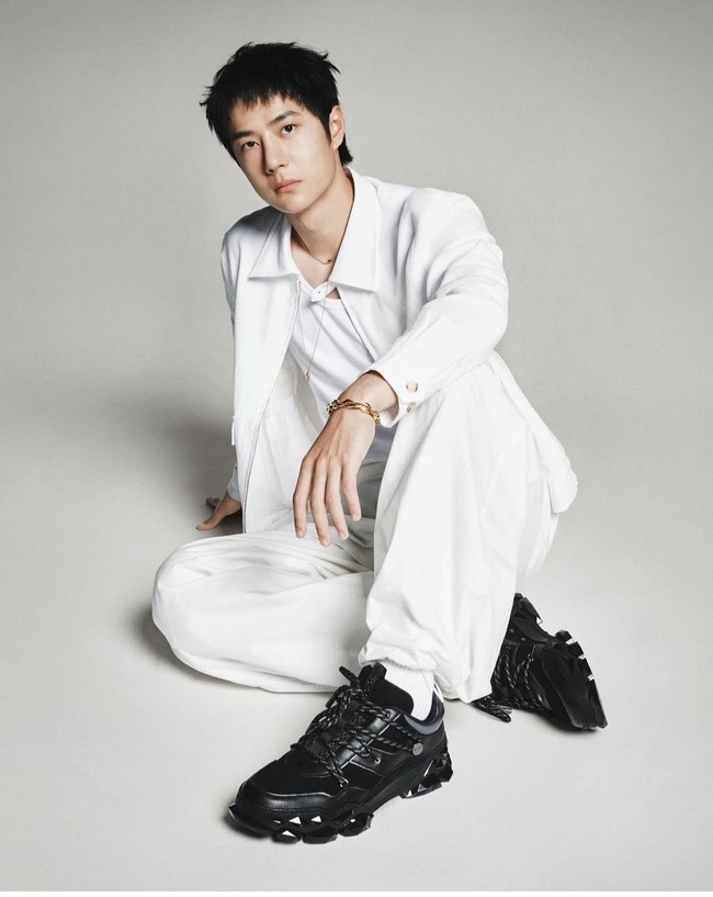 Bukan hanya sebagai aktor, Wang Yibo yang sukses main di drama China The Untamed dan Luoyang ini memesona saat menjadi penyanyi. Karismanya yang modis membuat Wang Yibo memiliki daya tarik luas, tak cuma bagi fans drama tapi juga musik, fashion atau pop culture. Foto: Dok. Instagram, Weibo