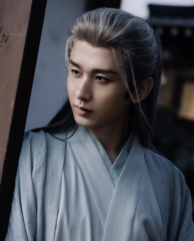 Cheng Yi mendapat sorotan karena kemampuannya berakting di berbagai jenis drama, dari fantasi sampai historis. Ia pun disebut sebagai aktor berbakat dan menarik 2025. Foto: Dok. Instagram, Weibo