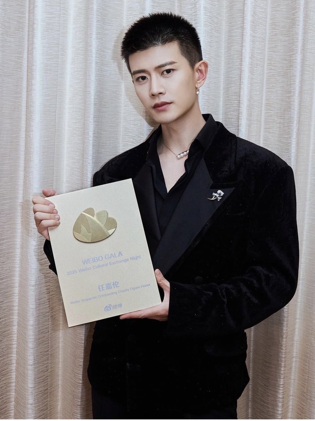 Karakter yang diperankan oleh Ren Jialun di drama The Demon Hunter’s Romance termasuk dalam daftar sepuluh karakter pria paling populer 2025. Ren Jialun mengawali kariernya sebagai penyanyi, sebelum terjun ke dunia akting. Foto: Dok. Instagram, Weibo