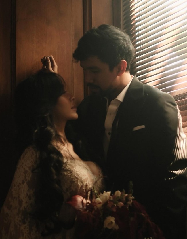 Setelah resmi menikah dengan sahabatnya, Adli pada Minggu (7/12/25), selebgram Amanda Zahra baru membagikan foto preweddingnya. Bernuansa vintage, pemotretan tersebut dilakukan di kamar Amanda. Foto: Instagram/@aamandazahra