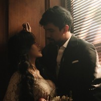 Setelah resmi menikah dengan sahabatnya, Adli pada Minggu (7/12/25), selebgram Amanda Zahra baru membagikan foto preweddingnya. Bernuansa vintage, pemotretan tersebut dilakukan di kamar Amanda. Foto: Instagram/@aamandazahra