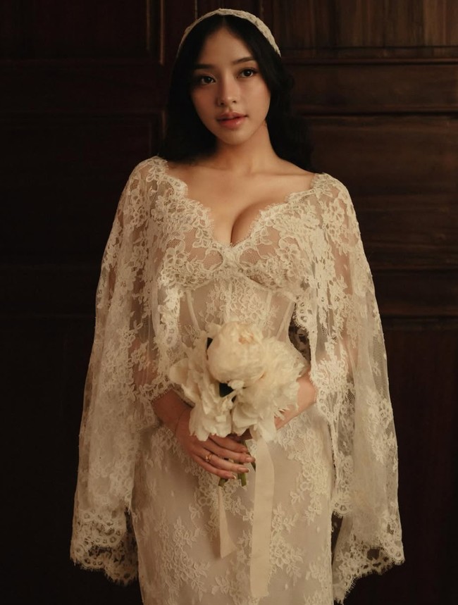 Amanda tampil cantik dengan gaun lace putih yang elegan. Gaun yang dikenakannya itu memberikan kesan vintage sekaligus dreamy, membuatnya terlihat anggun. Gaun tersebut memiliki potongan dada berbentuk v yang cukup rendah. Foto: Instagram/@aamandazahra