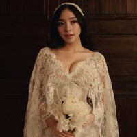 Amanda tampil cantik dengan gaun lace putih yang elegan. Gaun yang dikenakannya itu memberikan kesan vintage sekaligus dreamy, membuatnya terlihat anggun. Gaun tersebut memiliki potongan dada berbentuk v yang cukup rendah. Foto: Instagram/@aamandazahra