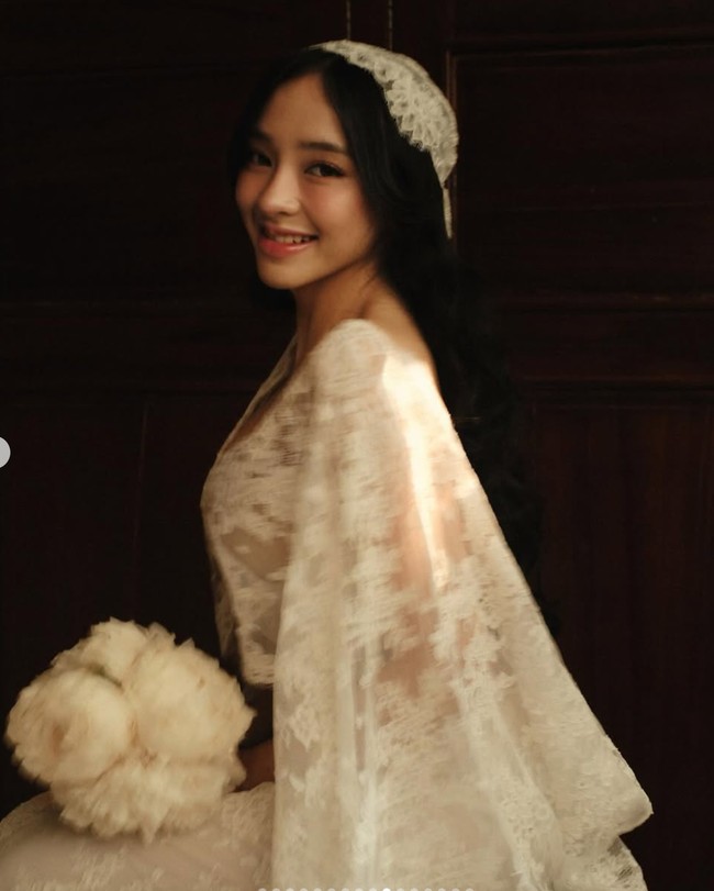 Seperti layaknya seorang pengantin, Amanda juga membawa buket bunga berwarna putih, senada dengan busananya. Di beberapa foto juga terlihat dirinya mengenakan bandana lace. Foto: Instagram/@aamandazahra