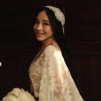 Seperti layaknya seorang pengantin, Amanda juga membawa buket bunga berwarna putih, senada dengan busananya. Di beberapa foto juga terlihat dirinya mengenakan bandana lace. Foto: Instagram/@aamandazahra