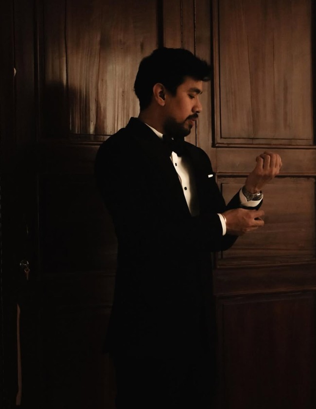 Sementara Adli tampil formal kenakan setelan jas warna hitam dan kemeja putih. Ia juga melengkapi penampilannya dengan dasi kupu-kupu hitam. Foto: Instagram/@aamandazahra