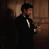 Sementara Adli tampil formal kenakan setelan jas warna hitam dan kemeja putih. Ia juga melengkapi penampilannya dengan dasi kupu-kupu hitam. Foto: Instagram/@aamandazahra