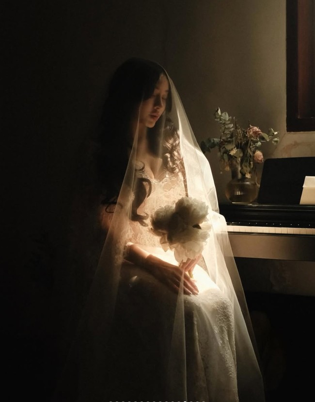 Di beberapa foto Amanda juga tampil dalam balutan veil panjang. Meski sederhana namun penampilannya tetap memukau. Foto: Instagram/@aamandazahra