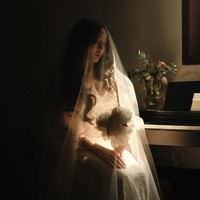 Di beberapa foto Amanda juga tampil dalam balutan veil panjang. Meski sederhana namun penampilannya tetap memukau. Foto: Instagram/@aamandazahra