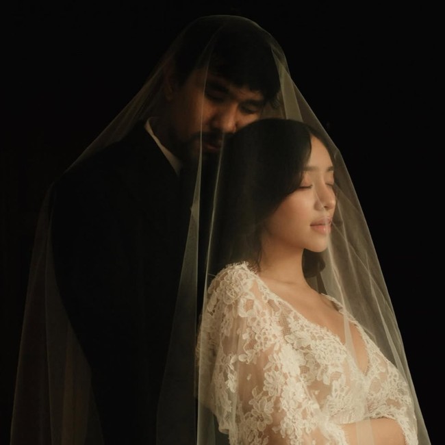 7 Foto Prewedding Vintage Amanda Zahra & Adli, Intim di Kamar Tidur