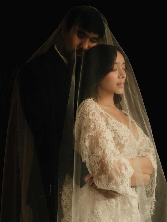 7 Foto Prewedding Vintage Amanda Zahra & Adli, Intim di Kamar Tidur