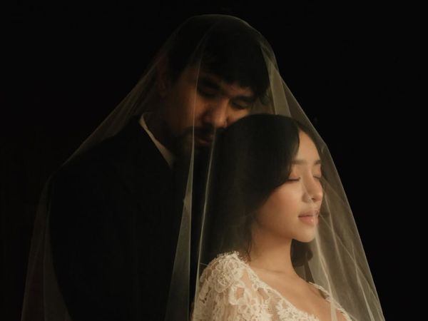 7 Foto Prewedding Vintage Amanda Zahra & Adli, Intim di Kamar Tidur