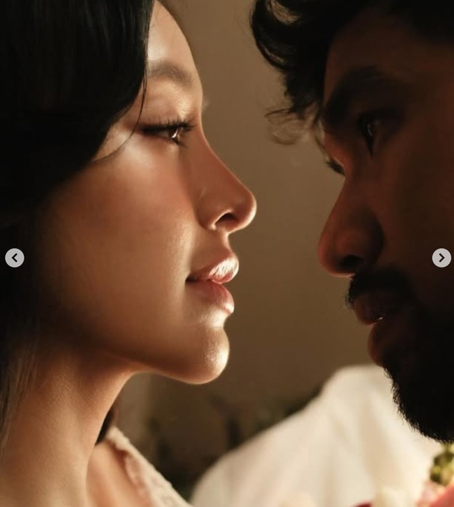 Sesuai dengan konsep pemotretan yang simpel, Amanda tampil natural dengan pulasan makeup minimalis yang soft dan flawless. Foto: Instagram/@aamandazahra