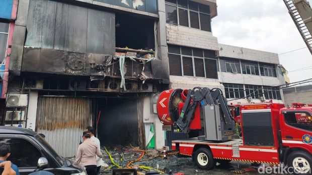 Bangunan rumah toko (ruko) di Cempaka Baru, Kemayoran, Jakarta Pusat (Jakpus) terbakar. Proses pemadaman dan evakuasi korban masih dilakukan. (Kurniawan F/detikcom) Bangunan rumah toko (ruko) di Cempaka Baru, Kemayoran, Jakarta Pusat (Jakpus) terbakar. Proses pemadaman dan evakuasi korban masih dilakukan. (Kurniawan F/detikcom)