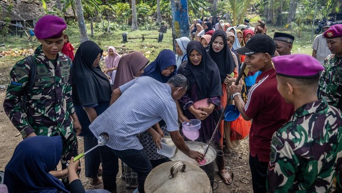 Sejumlah pengungsi antre mengambil makan di posko bencana banjir, Desa Kuala Cangkoy di Aceh Utara, Aceh, Senin (8/12/2025). Berdasarkan data sementara Komando Posko Tanggap Darurat Bencana Hidrometeorologi Aceh pada Senin (8/12), sebanyak 1.926.119 jiwa terdampak dan 848.870 jiwa di antaranya mengungsi akibat bencana hidrometeorologi di Provinsi Aceh. ANTARA FOTO/Bayu Pratama S