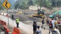 Foto: Banjir bandang ikut merusak kawasan Lembah Anai yang menjadi akses utama Padang-Bukittinggi, Sumbar hingga ke Riau. Jalur ini putus total tak jauh dari air terjun. (Jeka Kampai/detikSumut)
