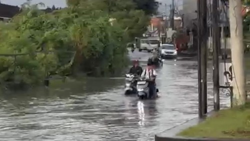 Banjir di Jalan Kunti II, Seminyak, Kuta, Badung, pada Selasa pagi (9/12/2025). (Tangkapan layar))