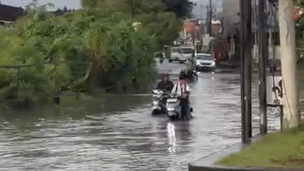Banjir di Jalan Kunti II, Seminyak, Kuta, Badung, pada Selasa pagi (9/12/2025). (Tangkapan layar)) Banjir di Jalan Kunti II, Seminyak, Kuta, Badung, pada Selasa pagi (9/12/2025). (Tangkapan layar))