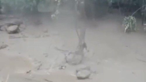 Banjir lahar panas yang menutupi jalan di Flores Timur, Senin (8/12/2025).