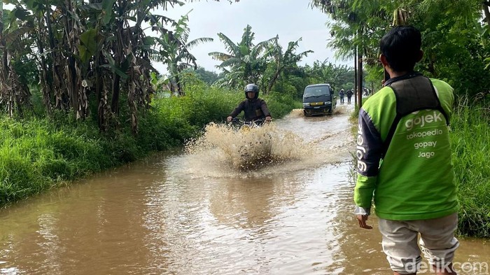 Banjir Sapan Tiada Akhir, Ojol: Bensin Habis Percuma