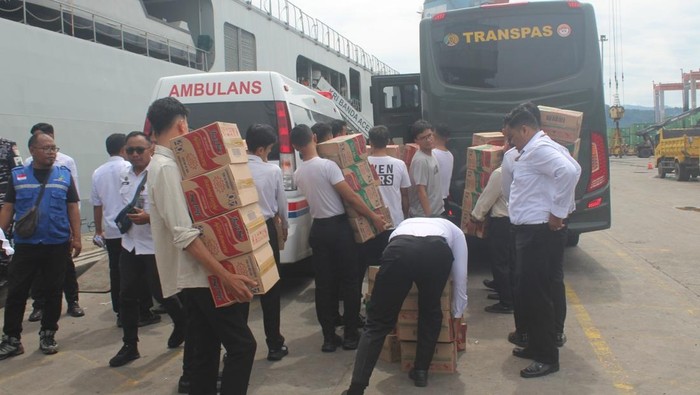 30 Ton Bantuan KemenImipas untuk Warga Terdampak Bencana Sumatera Tiba di Padang