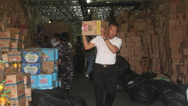 Bantuan kemanusiaan untuk korban terdampak bencana Sumatera tiba di Padang, Sumbar pada Senin (8/12/2025). Bantuan kemanusiaan untuk korban terdampak bencana Sumatera tiba di Padang, Sumbar pada Senin (8/12/2025).