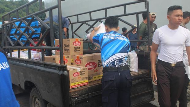 Bantuan kemanusiaan untuk korban terdampak bencana Sumatera tiba di Padang, Sumbar pada Senin (8/12/2025). Bantuan kemanusiaan untuk korban terdampak bencana Sumatera tiba di Padang, Sumbar pada Senin (8/12/2025).