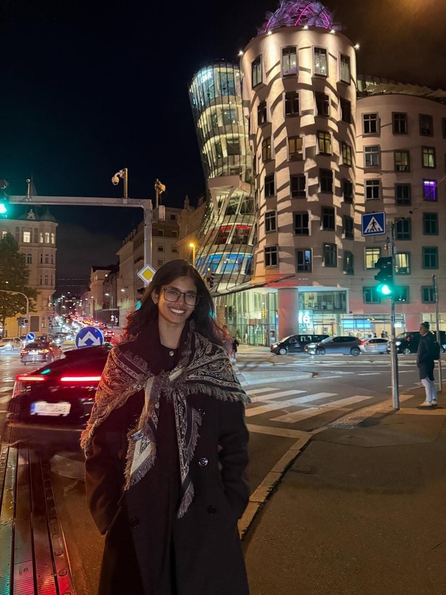 Bhavitha lulus sebagai Sarjana Arsitektur dari Jawaharlal Nehru Technological University. Ia kemudian pindah ke New York untuk meraih gelar magister di bidang teknologi bantuan dan interaksi manusia-komputer di Universitas New York. Foto: Instagram @bhavithamandava