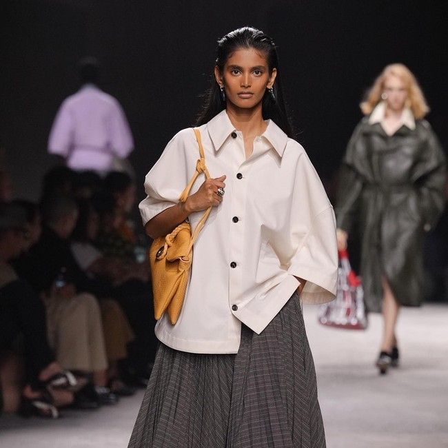 Bhavitha mencetak sejarah sebagai model India yang membuka fashion show Chanel. Wanita 25 tahun tersebut langsung diprediksi bakal jadi supermodel masa depan. Foto: Instagram @bhavithamandava