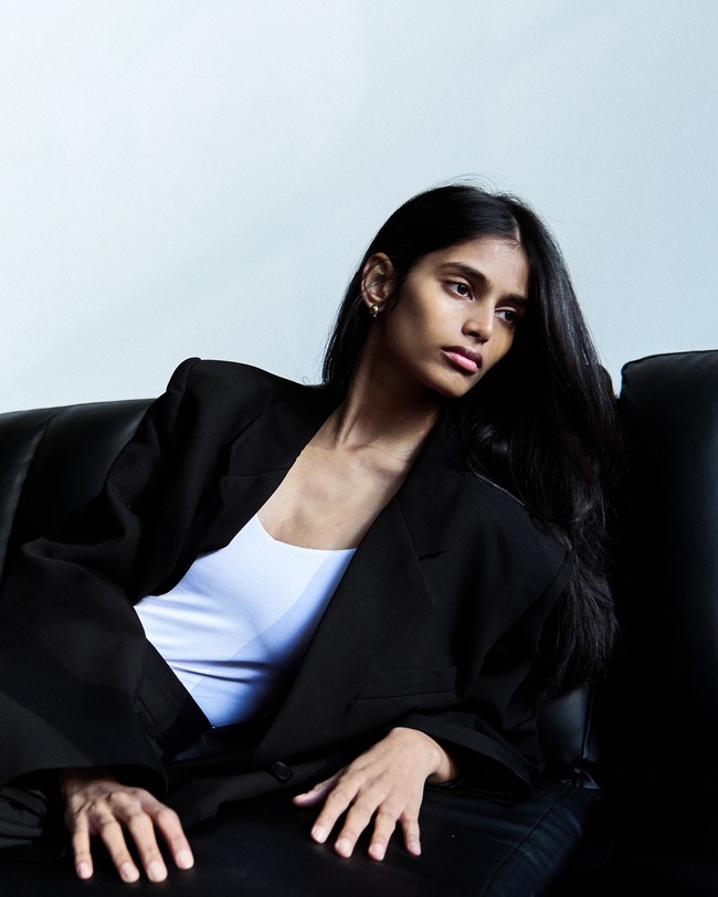 Bhavitha Mandava viral setelah tampil di fashion show Chanel’s Metiers d’Art 2026 beberapa waktu lalu. Tak disangka sebelumnya ia ditawari jadi model di subway. Foto: Instagram @bhavithamandava