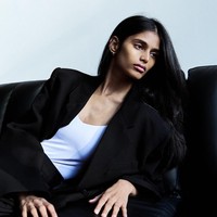 Bhavitha Mandava viral setelah tampil di fashion show Chanel’s Metiers d’Art 2026 beberapa waktu lalu. Tak disangka sebelumnya ia ditawari jadi model di subway. Foto: Instagram @bhavithamandava