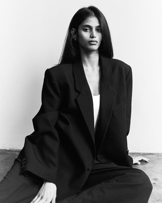 Konsep tersebut menjadi spesial karena Bhavitha sendiri direkrut di subway. Dilansir Times of India, ia ditemukan desainer Matthieu Blazy di sana sebelum akhirnya berjalan untuk Bottega Veneta Spring/Summer 2025. Foto: Instagram @bhavithamandava