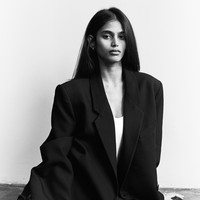 Konsep tersebut menjadi spesial karena Bhavitha sendiri direkrut di subway. Dilansir Times of India, ia ditemukan desainer Matthieu Blazy di sana sebelum akhirnya berjalan untuk Bottega Veneta Spring/Summer 2025. Foto: Instagram @bhavithamandava