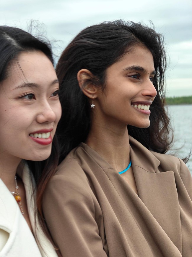 Saat mempersiapkan penampilannya, Bhavitha mengungkap perjalanannya terasa ‘gila’. Apalagi dalam fashion show itu, ia mengenakan outfit yang hampir mirip bajunya saat direkrut di subway yakni padanan jeans dan sweater. “Ini terasa gila karena tampilan ini persis seperti momen yang memulai perjalananku,” ujarnya. Foto: Instagram @bhavithamandava