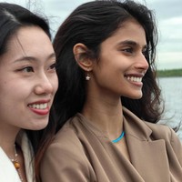 Saat mempersiapkan penampilannya, Bhavitha mengungkap perjalanannya terasa ‘gila’. Apalagi dalam fashion show itu, ia mengenakan outfit yang hampir mirip bajunya saat direkrut di subway yakni padanan jeans dan sweater. “Ini terasa gila karena tampilan ini persis seperti momen yang memulai perjalananku,” ujarnya. Foto: Instagram @bhavithamandava