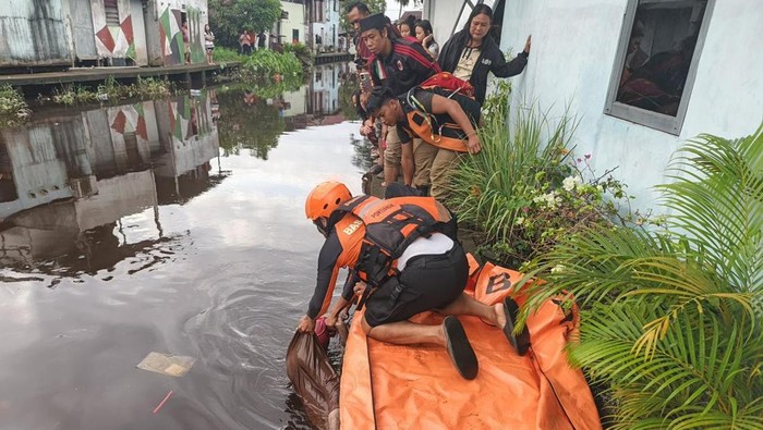Bocah 10 tahun di Pontianak ditemukan meninggal setelah hilang saat banjir rob.