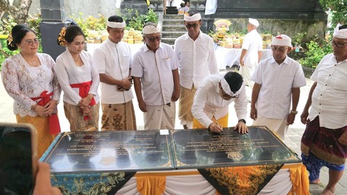 Bupati Badung, I Wayan Adi Arnawa, menandatangani prasasti saat menghadiri upacara di Pura Segara, Desa Adat Ungasan, Kecamatan Kuta Selatan, Selasa (9/12/2025). (Dok. Pemkab Badung)