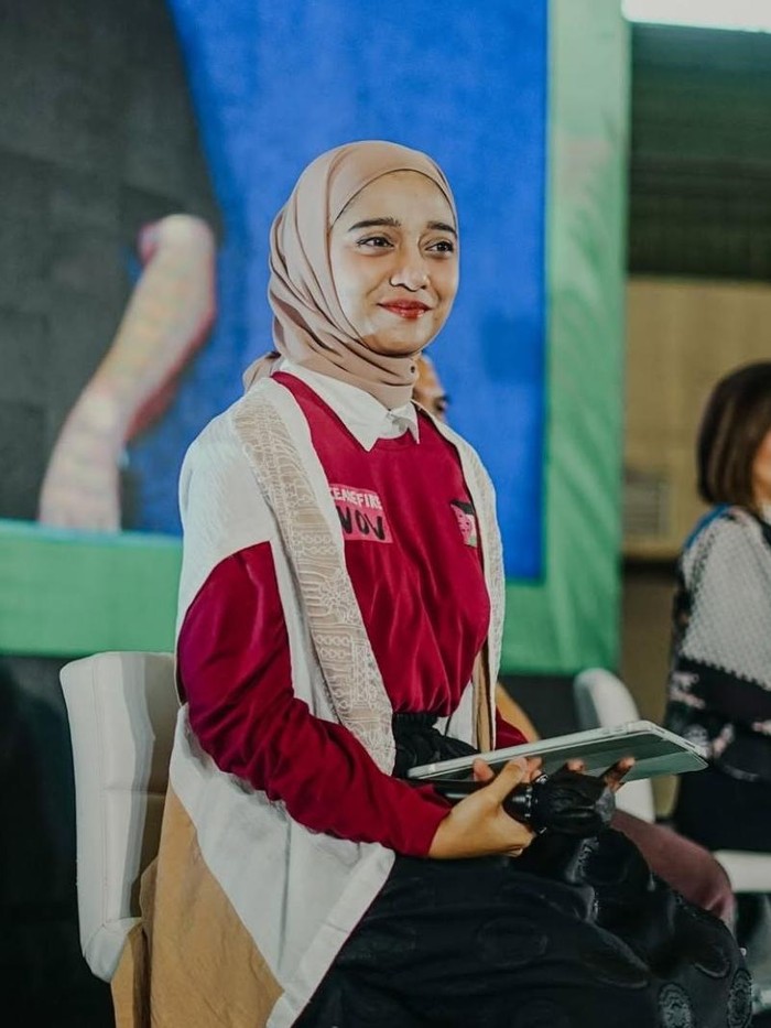 Chiki Fawzi turun langsung menjadi relawan untuk membantu korban banjir di Sumatera. Banyak warga di sana mengalami kelaparan