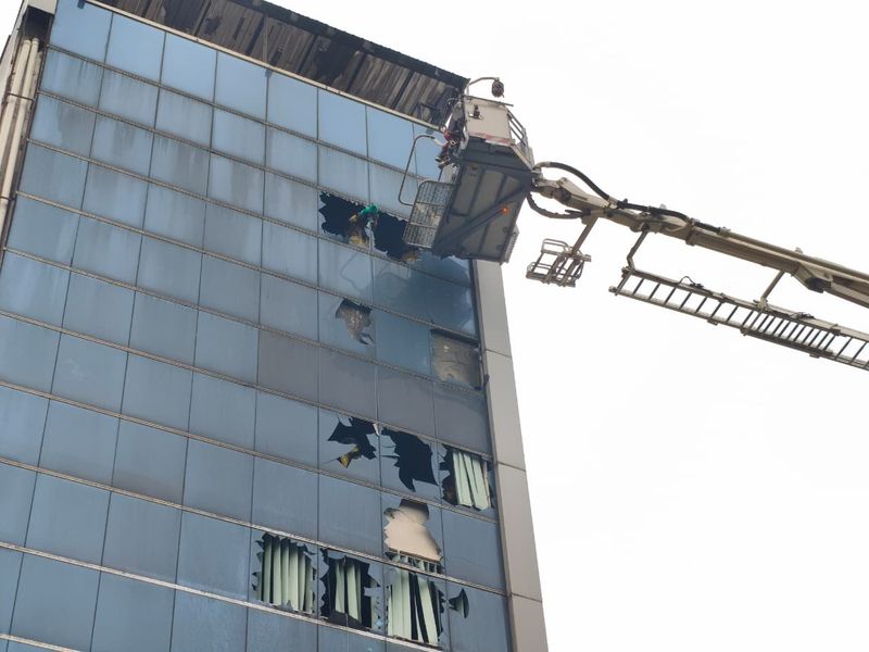 Damkar sisir korban kebakaran maut di Jakpus (Kurniawan/detikcom) Damkar sisir korban kebakaran maut di Jakpus (Kurniawan/detikcom)