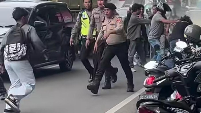 Demo Eksekusi Tongkonan Depan Polda Sulsel Ricuh, Massa-Polisi Saling Kejar