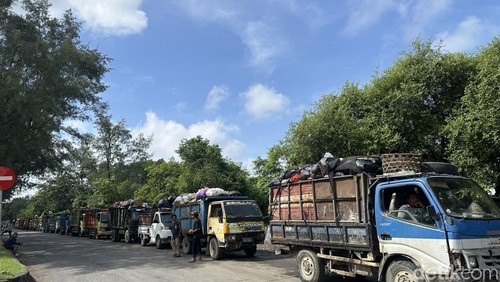 Deretan truk sampah yang mengantri panjang di area TPA Suwung, Selasa (9/12/2025).