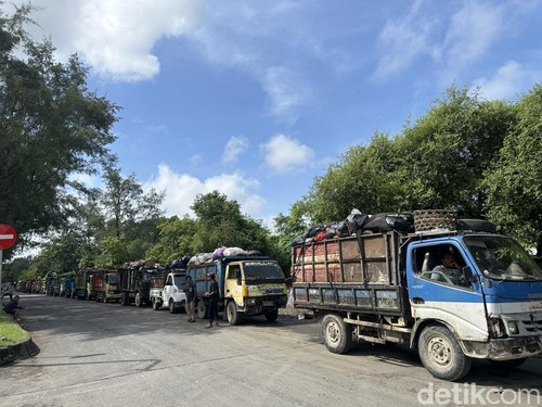 Deretan truk sampah yang mengantri panjang di area TPA Suwung, Selasa (9/12/2025).