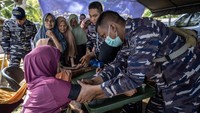 Mereka mendirikan rumah sakit lapangan di wilayah Aceh Utara sebagai pusat penanganan medis sementara. Fasilitas ini difungsikan untuk melayani pemeriksaan kesehatan, tindakan medis darurat, hingga penanganan korban dengan kondisi luka berat. ANTARA FOTO/Bayu Pratama S