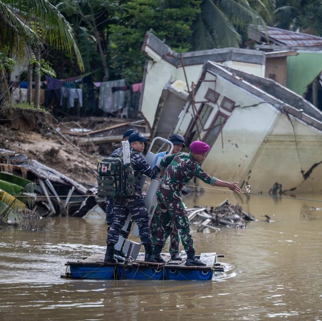 Di Tengah Jalan Berlumpur, TNI AL Perkuat Pelayanan Medis untuk Korban Bencana