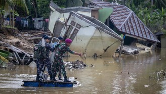 Di Tengah Jalan Berlumpur, TNI AL Perkuat Pelayanan Medis untuk Korban Bencana