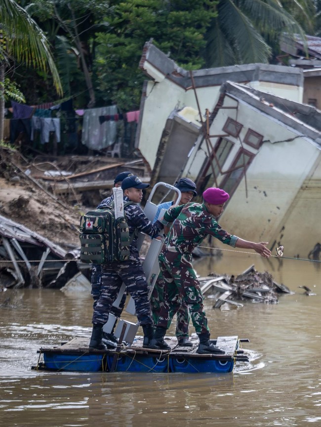 Di Tengah Jalan Berlumpur, TNI AL Perkuat Pelayanan Medis untuk Korban Bencana