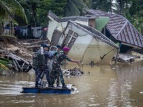 Di Tengah Jalan Berlumpur, TNI AL Perkuat Pelayanan Medis untuk Korban Bencana