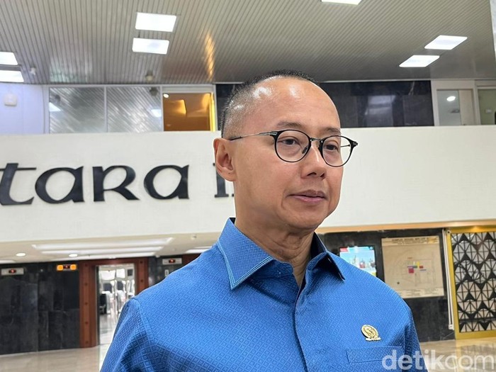 Waketum PAN Eddy Soeparno di Kompleks Parlemen, Senayan, Jakarta, Selasa (9/12/2025).