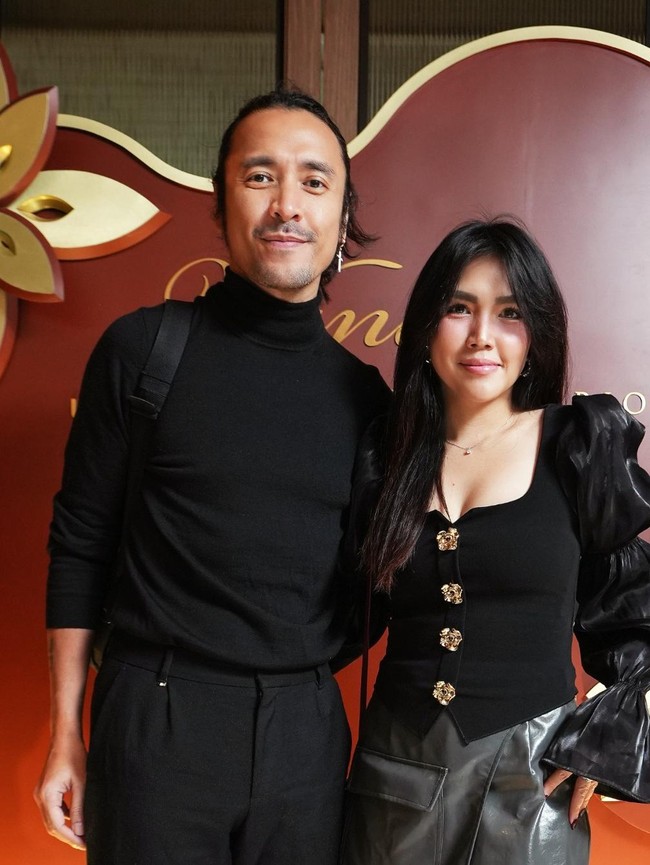 Bahagia Ello saat Lihat Istri Suka Barang Pemberiannya